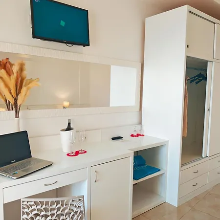 אתר נופש Rocca Di Vadaro - Beachfront Suites, & קאפו ואטיצ'אנו