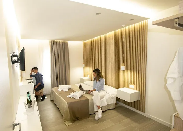 אתר נופש Rocca Di Vadaro - Beachfront Suites, &