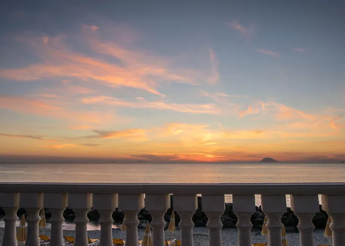 Rocca Di Vadaro - Beachfront Suites, & אתר נופש 3*