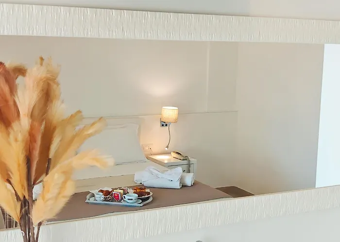 Rocca Di Vadaro - Beachfront Suites, & אתר נופש