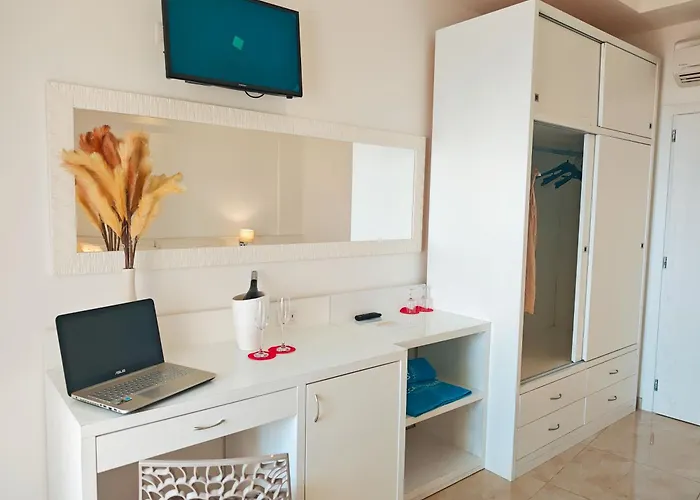 אתר נופש Rocca Di Vadaro - Beachfront Suites, & קאפו ואטיצ'אנו